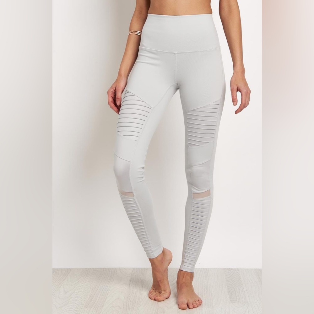 NWOT Alo - dove grey Moto legging M